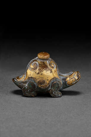 A GILT-BRONZE ZOOMORPHIC WATER DROPPER AND STOPPER - Foto 2