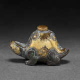 A GILT-BRONZE ZOOMORPHIC WATER DROPPER AND STOPPER - Foto 3