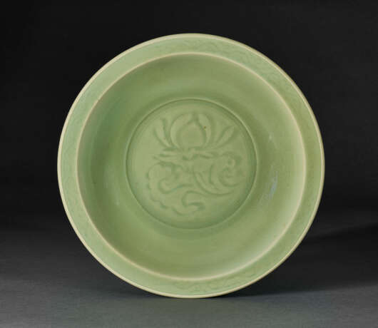 A CARVED LONGQUAN CELADON DISH - photo 1