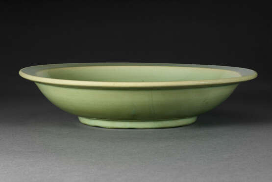 A CARVED LONGQUAN CELADON DISH - фото 2