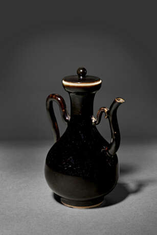 A RARE BLACK-GLAZED PEAR-SHAPED EWER AND COVER - photo 2