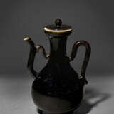A RARE BLACK-GLAZED PEAR-SHAPED EWER AND COVER - photo 3