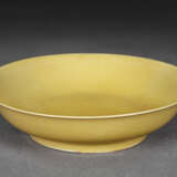 A SMALL IMPERIAL YELLOW-GLAZED DEEP DISH - фото 2