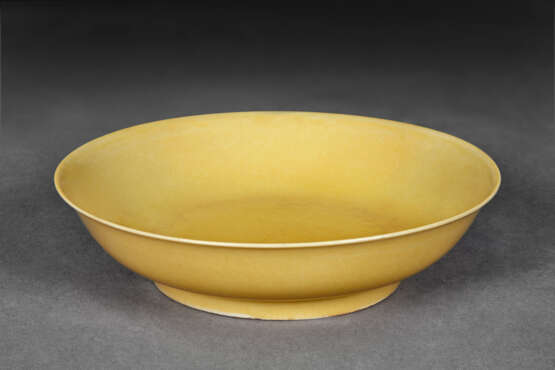A SMALL IMPERIAL YELLOW-GLAZED DEEP DISH - photo 2