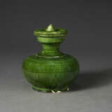 A GREEN-GLAZED JAR AND COVER - Foto 1