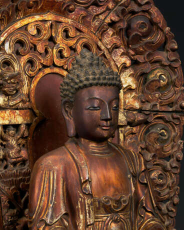 A RARE GILT-LACQUERED WOOD FIGURE OF MEDICINE BUDDHA ENTHRONED - Foto 2