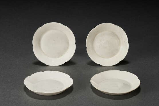 A GROUP OF FOUR SMALL DING FLORIFORM DISHES - фото 2