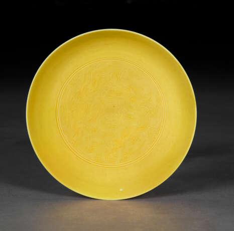 A SMALL INCISED YELLOW-GLAZED `DRAGON AND PHOENIX` DISH - фото 1