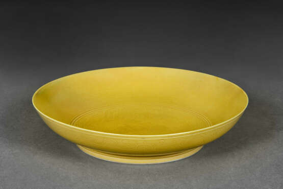 A SMALL INCISED YELLOW-GLAZED `DRAGON AND PHOENIX` DISH - photo 2