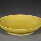 A SMALL INCISED YELLOW-GLAZED `DRAGON AND PHOENIX` DISH - фото 2