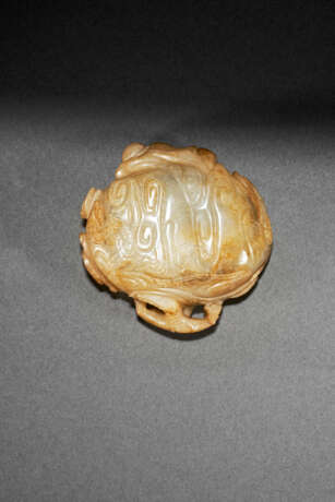 A RARE PALE GREY AND BROWN JADE `BOY AND DRAGON` WASHER - Foto 4