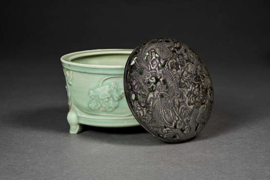 A RARE MOLDED AND CARVED LONGQUAN CELADON CENSER - photo 4