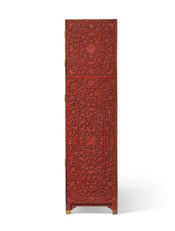 A VERY RARE LARGE CARVED RED LACQUER KANG CABINET - фото 3