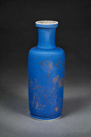AN UNUSUAL SMALL FAMILLE VERTE AND GILT-DECORATED POWDER-BLUE-GLAZED `RIVERSCAPE` ROULEAU VASE - фото 1