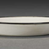 A CARVED DING `LOTUS` DISH - Foto 2
