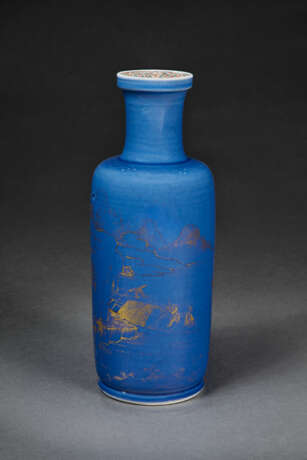 AN UNUSUAL SMALL FAMILLE VERTE AND GILT-DECORATED POWDER-BLUE-GLAZED `RIVERSCAPE` ROULEAU VASE - фото 2