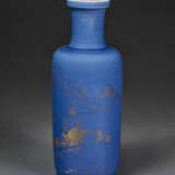 AN UNUSUAL SMALL FAMILLE VERTE AND GILT-DECORATED POWDER-BLUE-GLAZED `RIVERSCAPE` ROULEAU VASE - фото 2