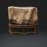 A PALE BEIGE AND BROWN MARBLE SCHOLAR`S ROCK - Foto 2