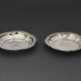 A PAIR OF SILVER PETAL-LOBED DISHES - Foto 2