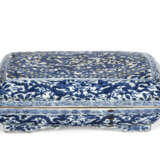 A BLUE AND WHITE RECTANGULAR `DRAGON` BOX AND PIERCED COVER - Foto 1