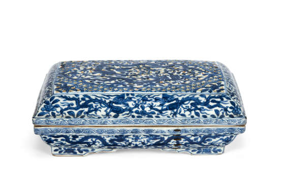A BLUE AND WHITE RECTANGULAR `DRAGON` BOX AND PIERCED COVER - фото 1