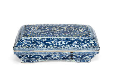 A BLUE AND WHITE RECTANGULAR &#39;DRAGON&#39; BOX AND PIERCED COVER