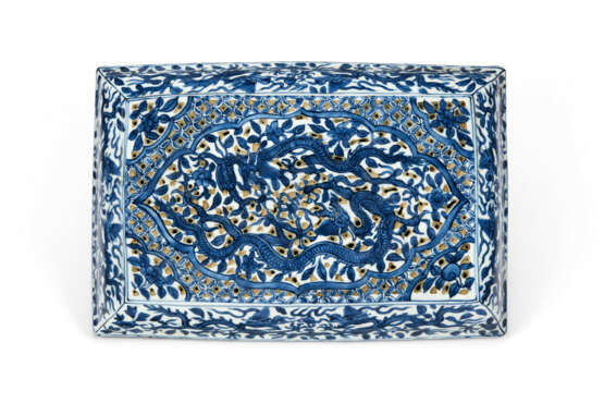 A BLUE AND WHITE RECTANGULAR `DRAGON` BOX AND PIERCED COVER - Foto 2