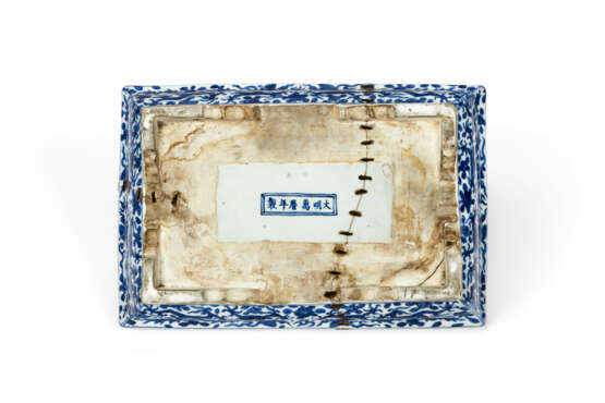A BLUE AND WHITE RECTANGULAR `DRAGON` BOX AND PIERCED COVER - Foto 3