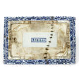A BLUE AND WHITE RECTANGULAR `DRAGON` BOX AND PIERCED COVER - Foto 3