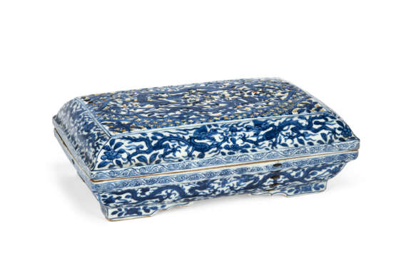 A BLUE AND WHITE RECTANGULAR `DRAGON` BOX AND PIERCED COVER - фото 4