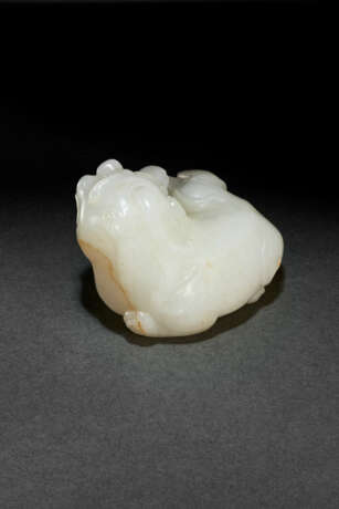 A FINELY CARVED WHITE JADE FIGURE OF A RECUMBENT BEAST - фото 2