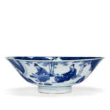 A BLUE AND WHITE `SEVEN SAGES` BOWL - Foto 2