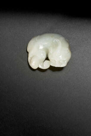 A FINELY CARVED WHITE JADE FIGURE OF A RECUMBENT BEAST - фото 3