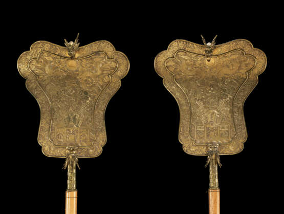 A PAIR OF LARGE GILT-BRASS FAN-SHAPED STANDARDS - фото 2