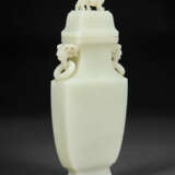 A WHITE JADE VASE AND COVER - photo 2
