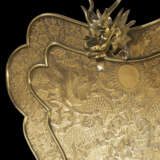 A PAIR OF LARGE GILT-BRASS FAN-SHAPED STANDARDS - фото 3