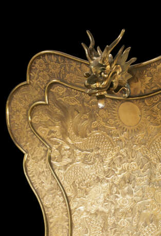 A PAIR OF LARGE GILT-BRASS FAN-SHAPED STANDARDS - photo 3