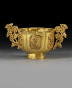 Tasse. A SMALL GILT-BRONZE &#39;BIRD AND FLOWER&#39; TWO-HANDLED CUP