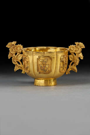 A SMALL GILT-BRONZE `BIRD AND FLOWER` TWO-HANDLED CUP - Foto 1