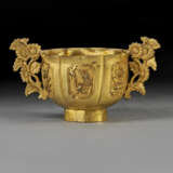 A SMALL GILT-BRONZE `BIRD AND FLOWER` TWO-HANDLED CUP - фото 2