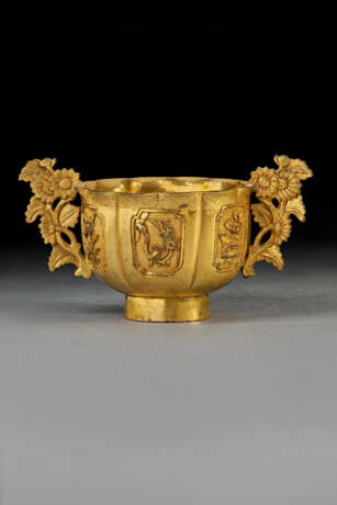A SMALL GILT-BRONZE `BIRD AND FLOWER` TWO-HANDLED CUP - Foto 2