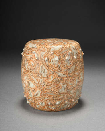 A SMALL FINELY ENAMELED FAUX-PUDDINGSTONE MODEL OF A DRUM - Foto 1