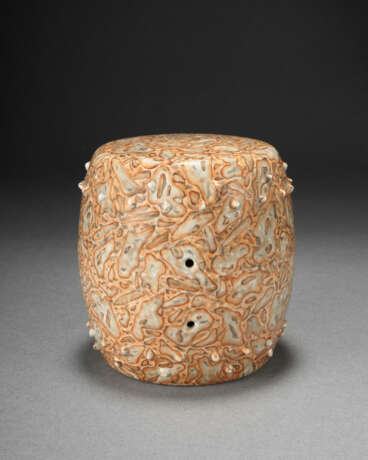 A SMALL FINELY ENAMELED FAUX-PUDDINGSTONE MODEL OF A DRUM - Foto 2