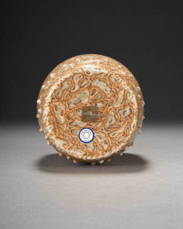 A SMALL FINELY ENAMELED FAUX-PUDDINGSTONE MODEL OF A DRUM - фото 3