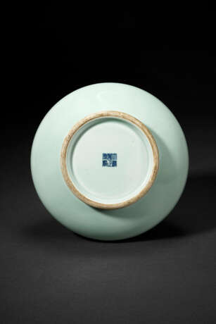 A SUPERB CELADON-GLAZED BOTTLE VASE - фото 5