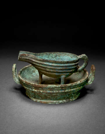 A RARE SET OF BRONZE RITUAL CLEANSING VESSELS, YI AND PAN - photo 1