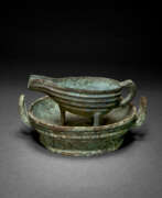 Dynastie Zhou (1100-256 av. J.-C.). A RARE SET OF BRONZE RITUAL CLEANSING VESSELS, YI AND PAN