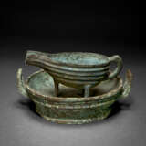A RARE SET OF BRONZE RITUAL CLEANSING VESSELS, YI AND PAN - Foto 1