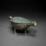 A RARE SET OF BRONZE RITUAL CLEANSING VESSELS, YI AND PAN - Foto 3
