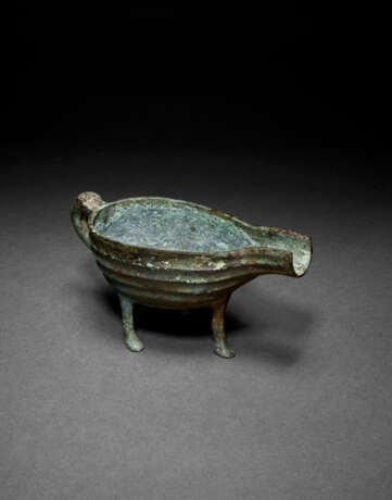 A RARE SET OF BRONZE RITUAL CLEANSING VESSELS, YI AND PAN - photo 3
